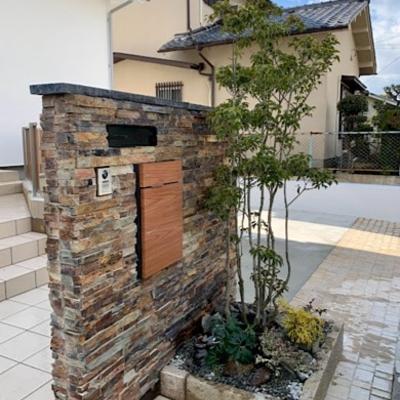 自然石の陰影が美しい石張り門柱 自然石の陰影が美しい石張り門柱