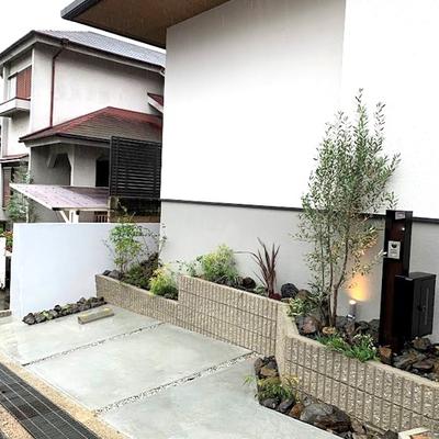 王寺町 I様邸 植栽をデザインして玄関まわりをスタイリッシュに。四季を感じるナチュラルな花壇 王寺町 I様邸 植栽をデザインして玄関まわりをスタイリッシュに。四季を感じるナチュラルな花壇