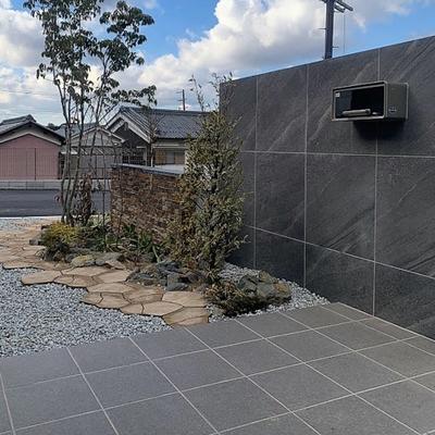 桜井市 O様邸 アースカラーの小端積み風石張り門塀とモダンなタイル張りの門柱が目を引く、ナチュラルなくつろぎの前庭 桜井市 O様邸 アースカラーの小端積み風石張り門塀とモダンなタイル張りの門柱が目を引く、ナチュラルなくつろぎの前庭