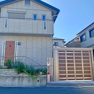 LIXILのシャッターゲート「プレミエスゲート」でクローズドな外構へリフォーム。住まいの品格もグレードアップしました。 LIXILのシャッターゲート「プレミエスゲート」でクローズドな外構へリフォーム。住まいの品格もグレードアップしました。