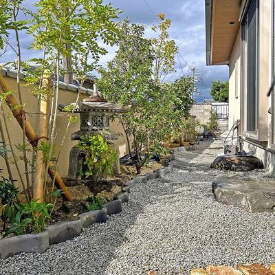 飾り瓦のオブジェがある温故知新の庭〜建て替えに伴い和モダンにリ・ガーデンしました。 飾り瓦のオブジェがある温故知新の庭〜建て替えに伴い和モダンにリ・ガーデンしました。
